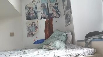 (原创)妹妹穿着短裙丝袜，直接衣服扒了插进去，每一下都使劲到底