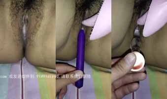 绿帽男找人3P老婆的肉穴，视觉刺激玻璃棒