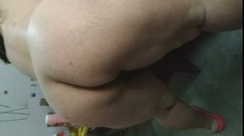 巨乳阿姨大屁股高高翘起（大奶肥熟女老女大妈偷情自拍）