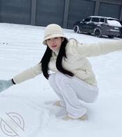 在这雪地里跟她来场雪战该有多爽啊1