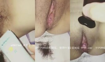 给老婆的骚逼推推毛