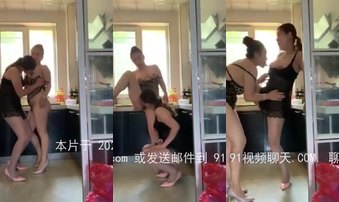 大姨子和老板娘互舔插逼