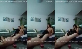 熟女双妃麻麻黑丝足交干小男奴