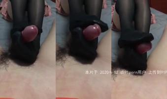 学妹黑丝袜足交很舒服