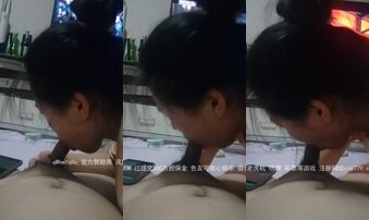 趴着给我口的小骚货