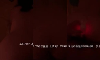 震动棒双管齐下小骚货